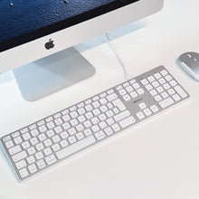 Laden Sie das Bild in den Galerie-Viewer, UCZKEYHUB W mit USB Hub und Ladeport<br/><b>Geniale erweiterte Mac Tastatur</b><br/>Kabel mit USB-C und USB-A Stecker