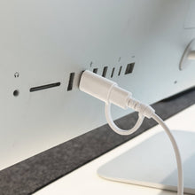 Laden Sie das Bild in den Galerie-Viewer, UCZKEYHUB W mit USB Hub und Ladeport<br/><b>Geniale erweiterte Mac Tastatur</b><br/>Kabel mit USB-C und USB-A Stecker