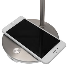 Laden Sie das Bild in den Galerie-Viewer, LAMPCHARGE QI<br/>Tisch-Lampe mit USB Port<br/>20 Watt Ladeleistung