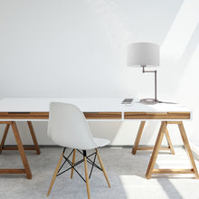 Laden Sie das Bild in den Galerie-Viewer, LAMPCHARGE QI<br/>Tisch-Lampe mit USB Port<br/>20 Watt Ladeleistung