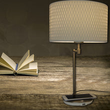 Laden Sie das Bild in den Galerie-Viewer, LAMPCHARGE QI<br/>Tisch-Lampe mit USB Port<br/>20 Watt Ladeleistung