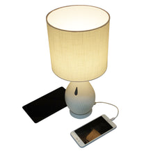 Laden Sie das Bild in den Galerie-Viewer, LAMPCHARGE CERAMIC<br/><b>Elegante Lampe mit USB Ladeport</b><br/>2 USB Ports, 24 W Ladeleistung