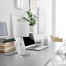 Laden Sie das Bild in den Galerie-Viewer, LAMPCHARGE CERAMIC<br/><b>Elegante Lampe mit USB Ladeport</b><br/>2 USB Ports, 24 W Ladeleistung