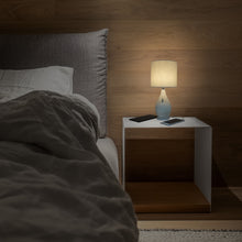 Laden Sie das Bild in den Galerie-Viewer, LAMPCHARGE CERAMIC<br/><b>Elegante Lampe mit USB Ladeport</b><br/>2 USB Ports, 24 W Ladeleistung
