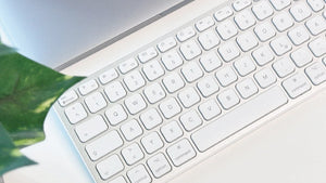 UCZKEYHUB W mit USB Hub und Ladeport<br/><b>Geniale erweiterte Mac Tastatur</b><br/>Kabel mit USB-C und USB-A Stecker